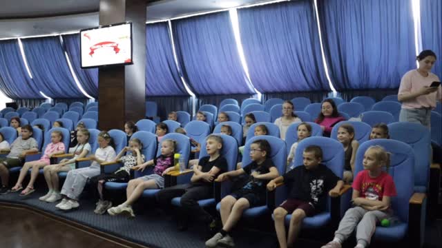 Сотрудники Историко-культурного центра Первого Президента с детьми из летних пришкольных лагерей города Темиртау провели познавательные игры и конкурс «Ура, лето!»