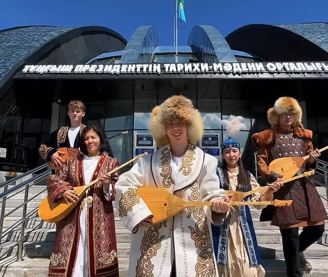 От всей души поздравляем с казахским национальным днем домбры!