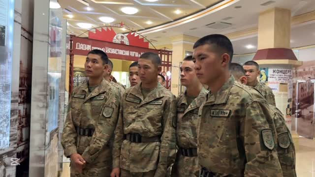 Сарбаздар Теміртау қаласындағы Тұңғыш Президент атындағы тарихи-мәдени орталыққа экскурсия жасады